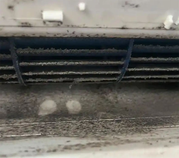 瀍河空调吹的风有股烧焦味是怎么回事